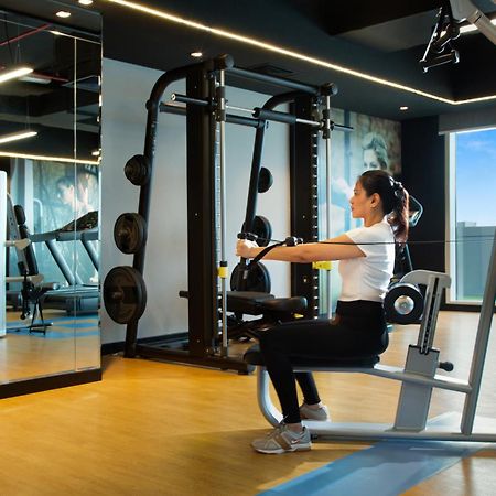 Royal Continental Suites Business Bay - Deluxe Apartments Dubaï Extérieur photo A woman using a seated row machine