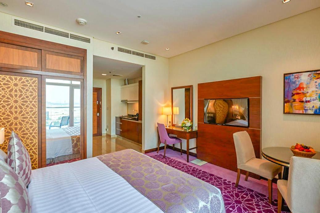 Royal Continental Suites Business Bay - Deluxe Apartments Dubaï Extérieur photo A bedroom at the hotel