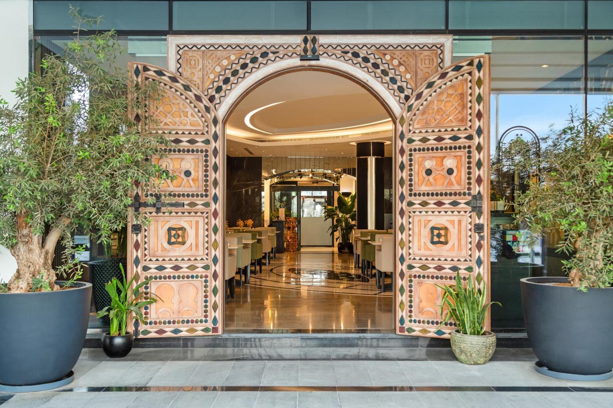 Royal Continental Suites Business Bay - Deluxe Apartments Dubaï Extérieur photo Entrance to the hotel