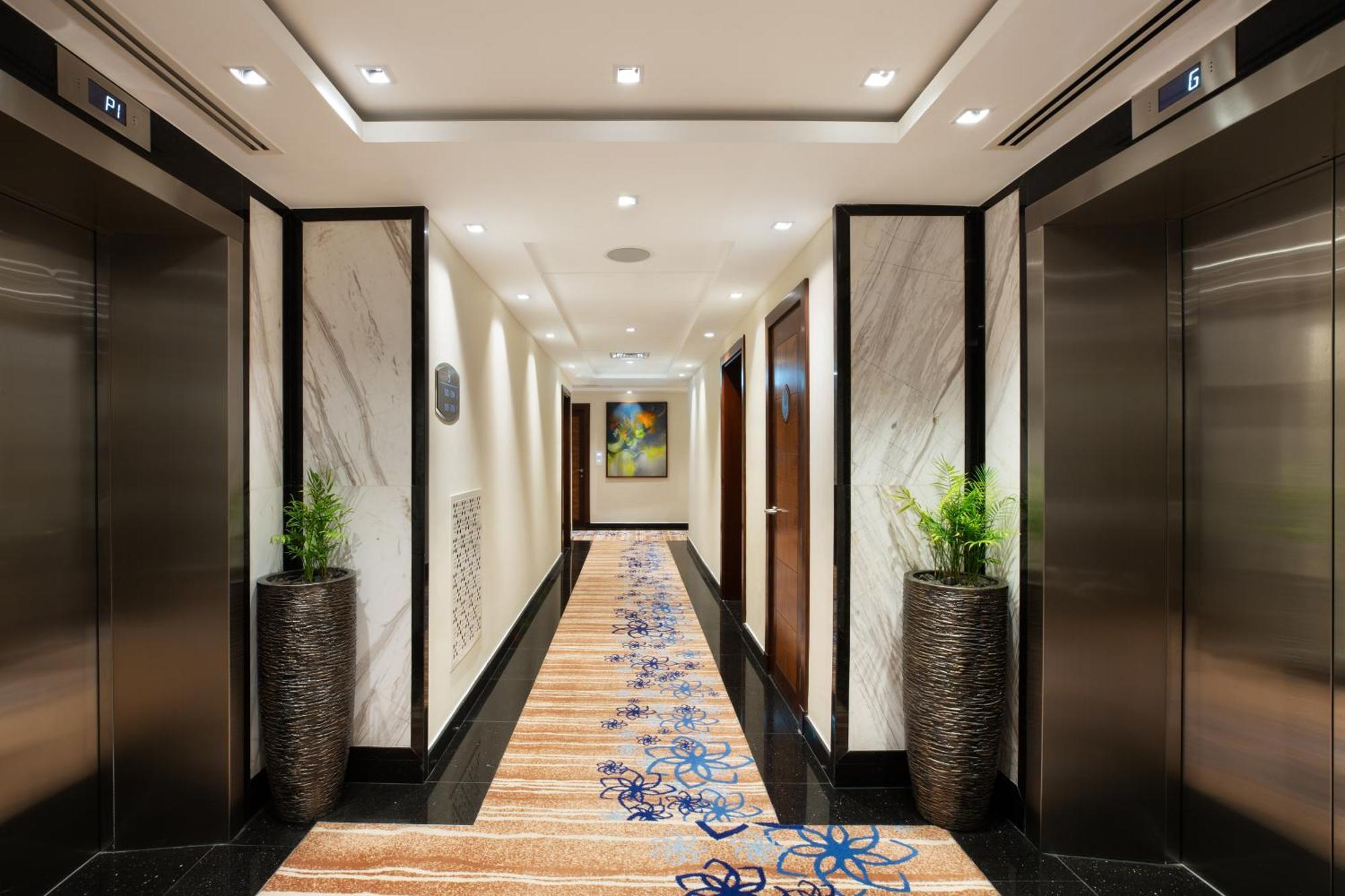 Royal Continental Suites Business Bay - Deluxe Apartments Dubaï Extérieur photo The interior of the hotel