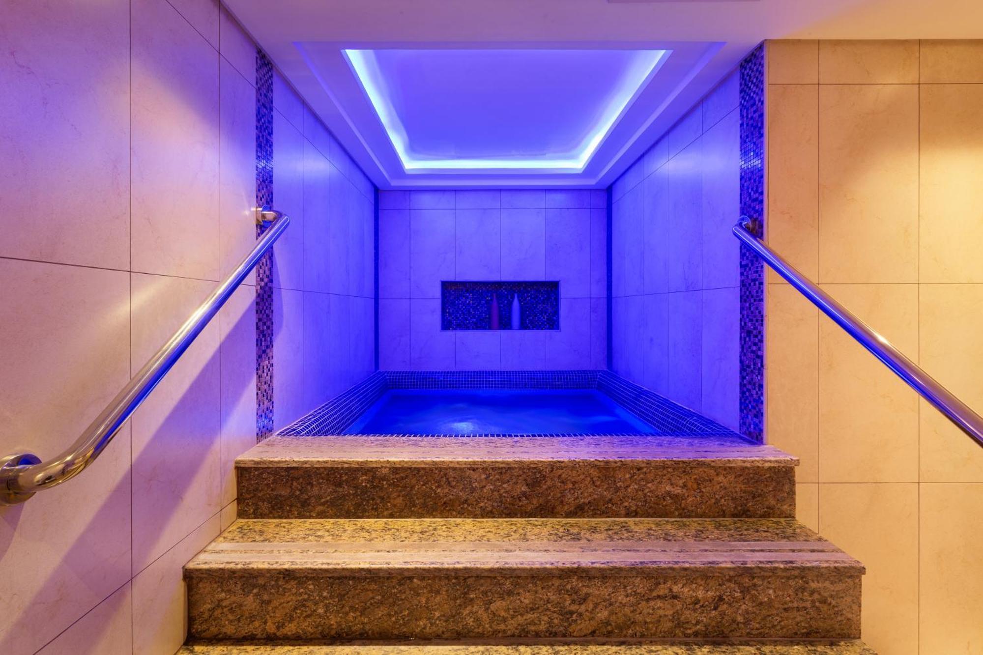 Royal Continental Suites Business Bay - Deluxe Apartments Dubaï Extérieur photo The spa at the InterContinental