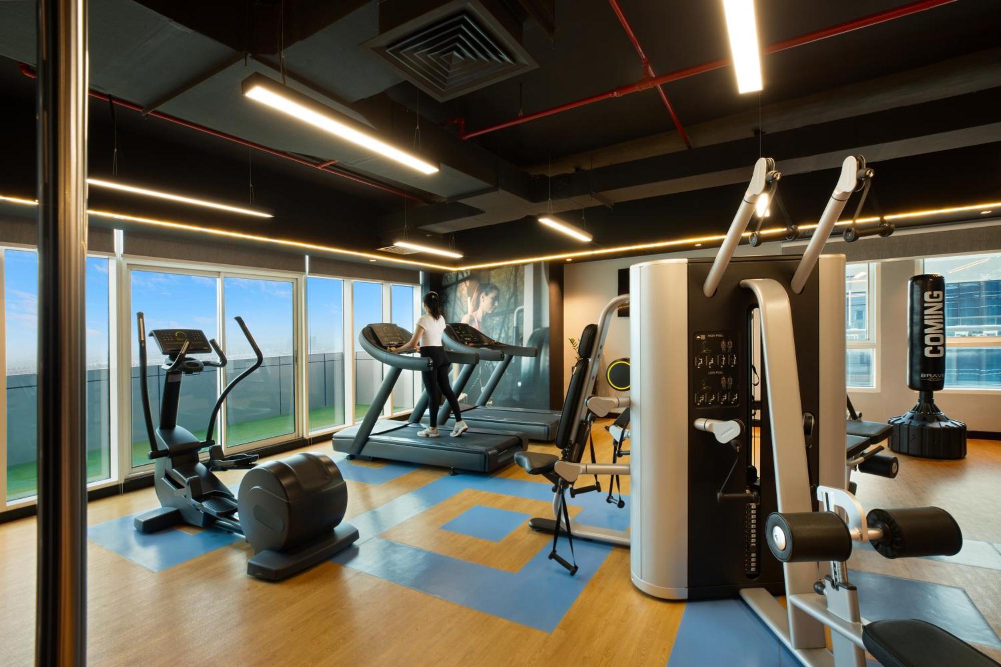Royal Continental Suites Business Bay - Deluxe Apartments Dubaï Extérieur photo The gym at the hotel