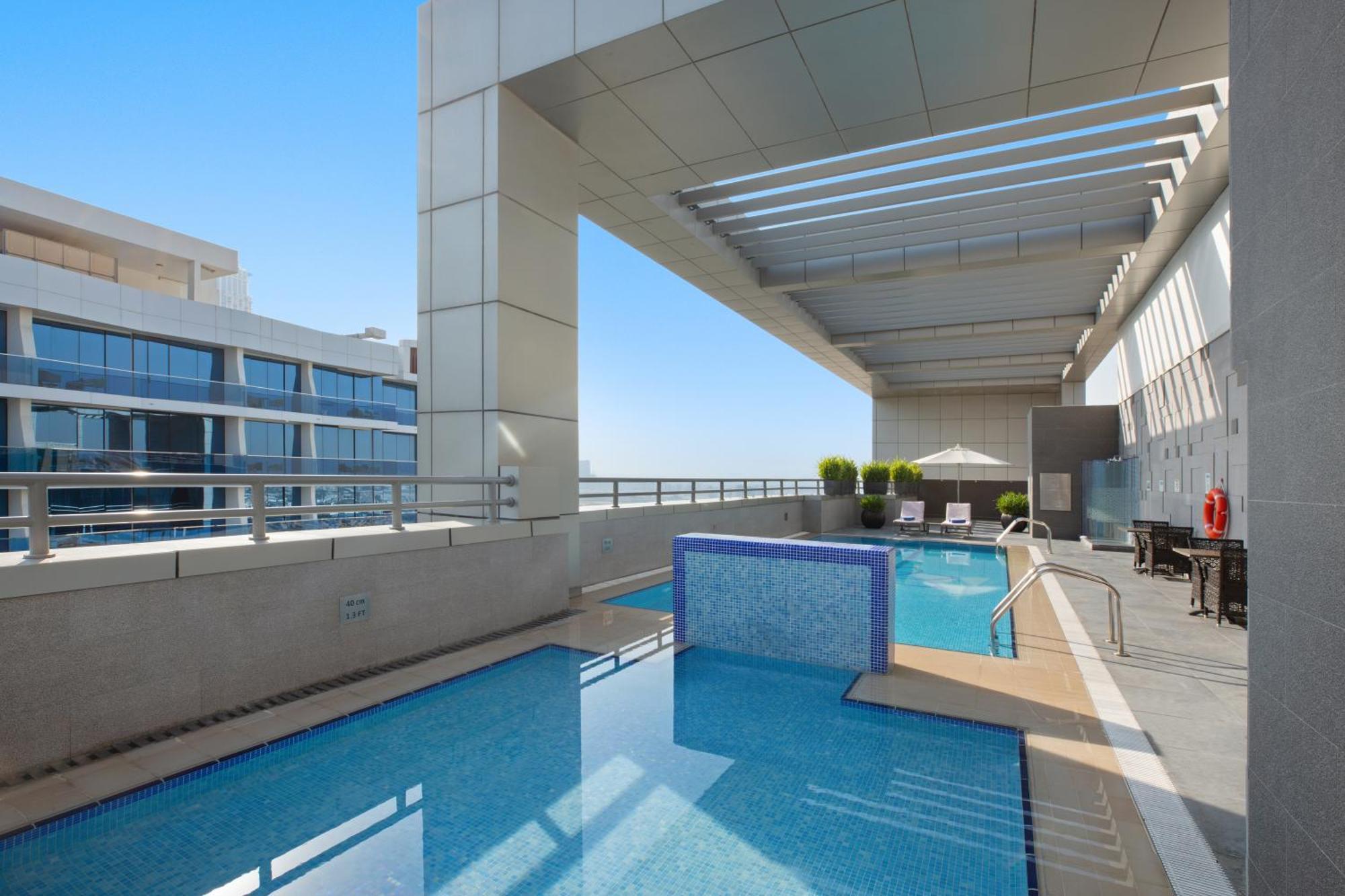 Royal Continental Suites Business Bay - Deluxe Apartments Dubaï Extérieur photo The swimming pool at the top of the hotel