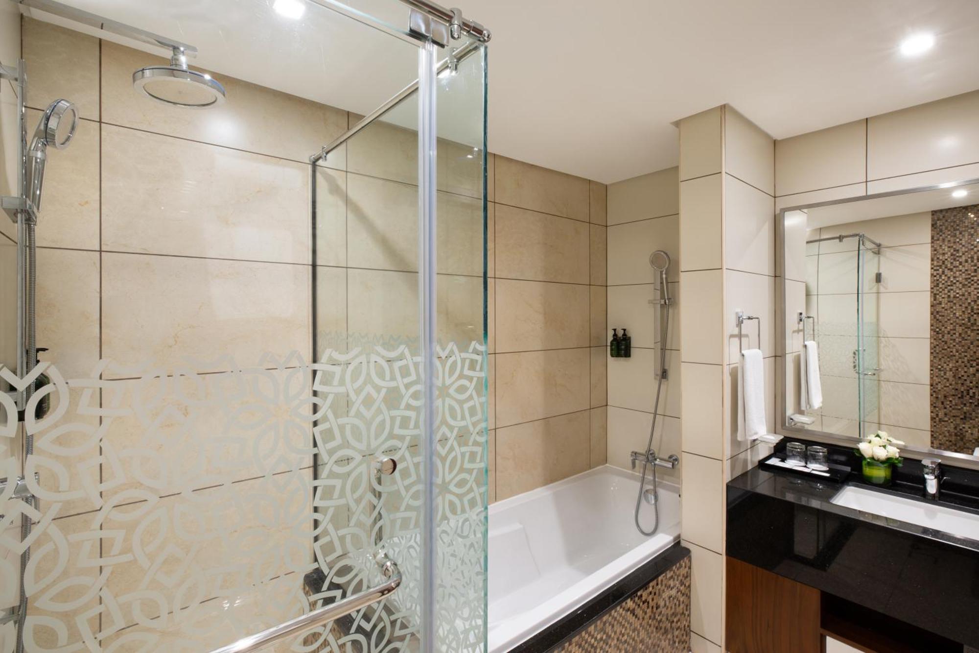 Royal Continental Suites Business Bay - Deluxe Apartments Dubaï Extérieur photo A shower screen