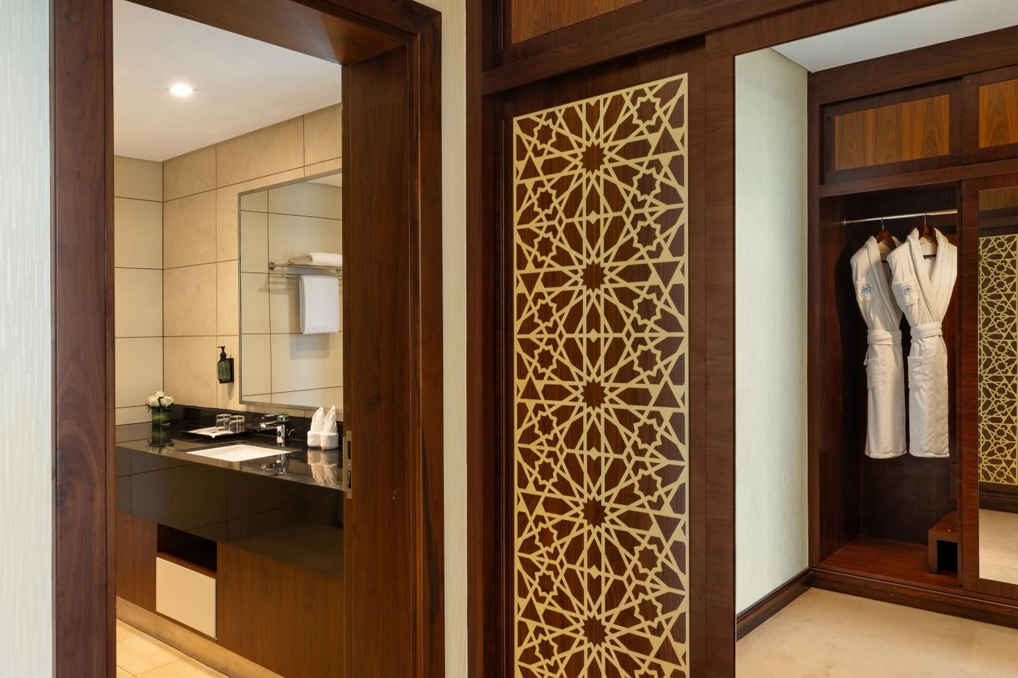 Royal Continental Suites Business Bay - Deluxe Apartments Dubaï Extérieur photo A sliding door with a decorative panel