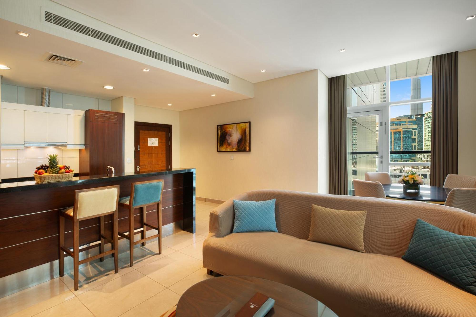 Royal Continental Suites Business Bay - Deluxe Apartments Dubaï Extérieur photo A living room at the hotel