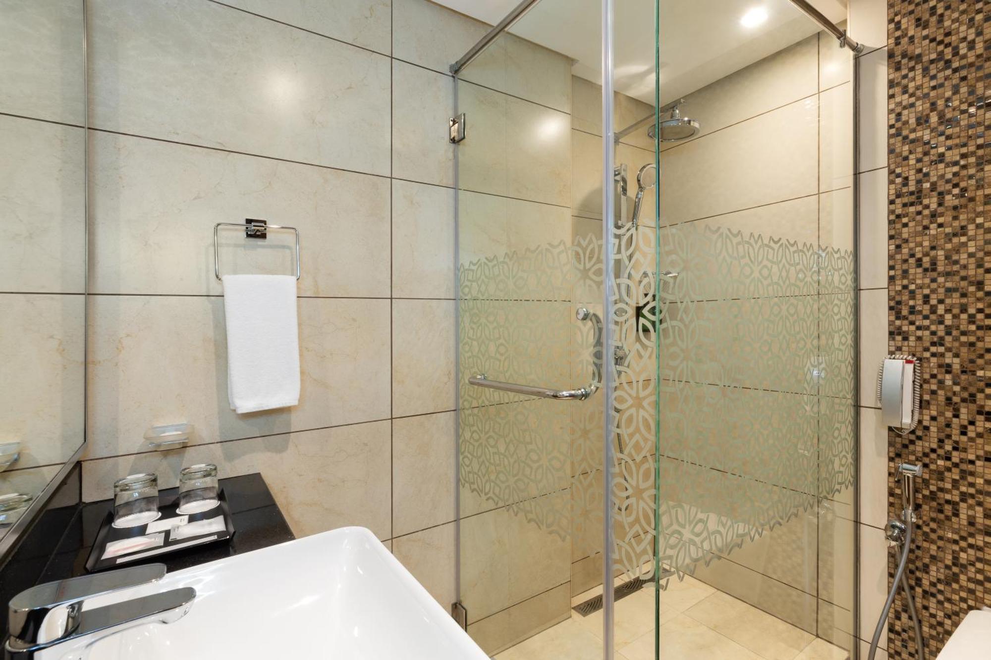 Royal Continental Suites Business Bay - Deluxe Apartments Dubaï Extérieur photo A shower enclosure
