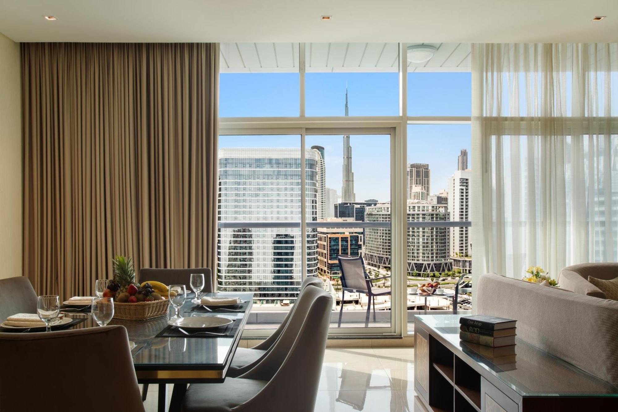 Royal Continental Suites Business Bay - Deluxe Apartments Dubaï Extérieur photo A view of the CN Tower from a suite at the Four Seasons Hotel
