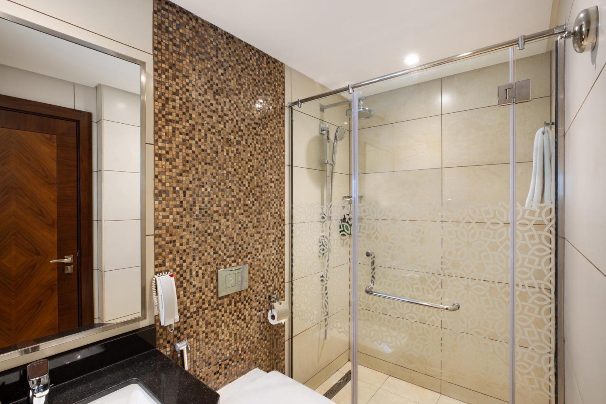 Royal Continental Suites Business Bay - Deluxe Apartments Dubaï Extérieur photo A shower enclosure