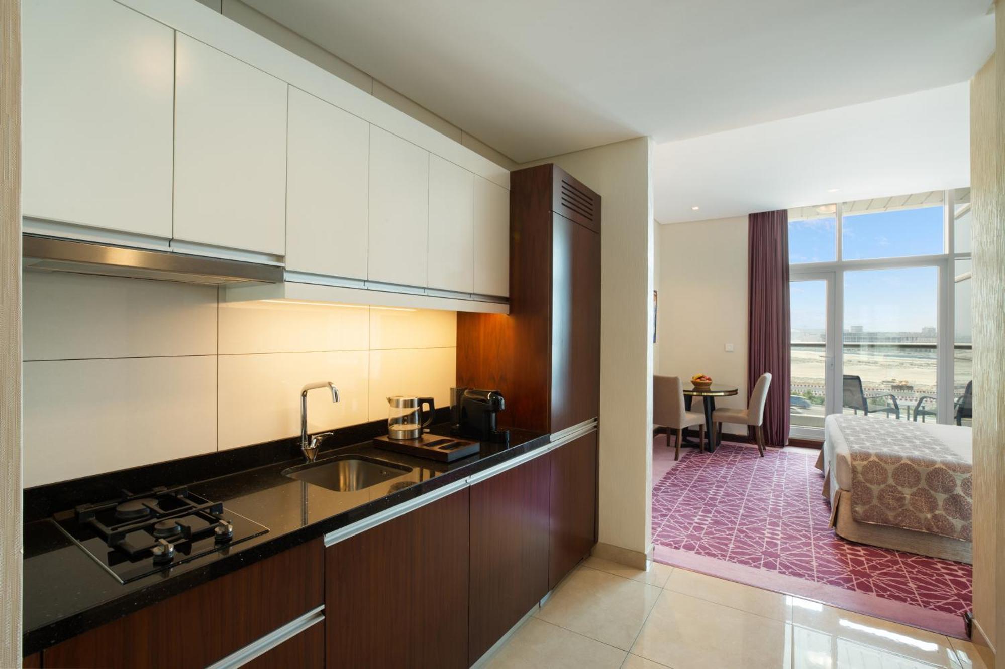 Royal Continental Suites Business Bay - Deluxe Apartments Dubaï Extérieur photo A kitchen in a suite at the Jumeirah Emirates Towers Hotel